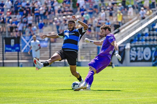 Godwin McDonald (FSV Frankfurt, 27), David Nreca-Bisinger (VfR Mannheim, 01) FSV Frankfurt vs. VfR Mannheim, Fussball, Regionalliga Suedwest, 1. Spieltag, Saison 2026 2027, 08.08.2026 Eibner-Pressefoto Attila Ziga FSV Frankfurt vs. VfR Mannheim, Fussball, Regionalliga Suedwest, 1. Spieltag, Saison 2026 2027, 08.08.2026 Frankfurt *** Godwin McDonald, FSV Frankfurt, 27; David Nreca Bisinger, VfR Mannheim, 01; FSV Frankfurt vs. VfR Mannheim, Soccer, Regionalliga Southwest, Matchday 1, 2026–2027 Season, August 8, 2026 Eibner Press Photo Attila Ziga FSV Frankfurt vs. VfR Mannheim, Soccer, Regionalliga Southwest, Matchday 1, 2026–2027 Season, August 8, 2026 Frankfurt Copyright: xEibner-Pressefotox EP_AZA
