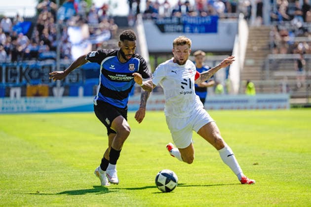 Godwin McDonald (FSV Frankfurt, 27), Alexander Esswein (VfR Mannheim, 11) FSV Frankfurt vs. VfR Mannheim, Fussball, Regionalliga Suedwest, 1. Spieltag, Saison 2026 2027, 08.08.2026 Eibner-Pressefoto Attila Ziga FSV Frankfurt vs. VfR Mannheim, Fussball, Regionalliga Suedwest, 1. Spieltag, Saison 2026 2027, 08.08.2026 Frankfurt *** Godwin McDonald, FSV Frankfurt, 27; Alexander Esswein, VfR Mannheim, 11; FSV Frankfurt vs. VfR Mannheim, Soccer, Regionalliga Southwest, Matchday 1, 2026–2027 Season, August 8, 2026 Eibner Press Photo Attila Ziga FSV Frankfurt vs. VfR Mannheim, Soccer, Regionalliga Southwest, Matchday 1, 2026–2027 Season, August 8, 2026 Frankfurt Copyright: xEibner-Pressefotox EP_AZA