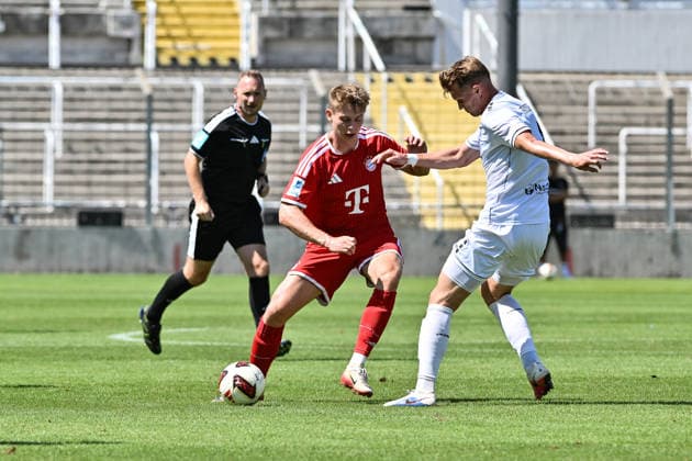 Regionalliga Bayern; FC Bayern München II - 1. FC Schweinfurt 05; 08.08.2026 MUNICH, GERMANY - 08. AUGUST: im Duell Anton HEINZ (FC Bayern München II 9) und Kevin FRISORGER (1. FC Schweinfurt 4) während dem Match der Regionalliga Bayern zwischen den Amateuren des FC Bayern und dem 1. FC Schweinfurt 05 am 3. Spieltag im Grünwalder Stadion *** Bavarian Regional League: FC Bayern Munich II 1, FC Schweinfurt 05 08 08 2026 MUNICH, GERMANY, August 8, in a duel between Anton HEINZ (FC Bayern Munich II 9) and Kevin FRISORGER (1 FC Schweinfurt 4) during the Bavarian Regional League match between FC Bayern’s amateurs and 1 FC Schweinfurt 05 on Matchday 3 at Grünwalder Stadium Copyright: xBEAUTIFULxSPORTS Goldbergx