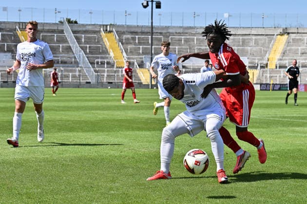 Regionalliga Bayern; FC Bayern München II - 1. FC Schweinfurt 05; 08.08.2026 MUNICH, GERMANY - 08. AUGUST: im Duell Jason PRODANOVIC (1. FC Schweinfurt 17) und Oluwaseyi WILSON (FC Bayern München II 7) während dem Match der Regionalliga Bayern zwischen den Amateuren des FC Bayern und dem 1. FC Schweinfurt 05 am 3. Spieltag im Grünwalder Stadion *** Bavarian Regional League: FC Bayern Munich II 1, FC Schweinfurt 05 08 08 2026, MUNICH, GERMANY, August 8, in a matchup between Jason PRODANOVIC of 1 FC Schweinfurt 17 and Oluwaseyi WILSON of FC Bayern Munich II 7 during the Bavarian Regional League match between FC Bayern’s reserve team and 1 FC Schweinfurt 05 on Matchday 3 at Grünwalder Stadium Copyright: xBEAUTIFULxSPORTS Goldbergx