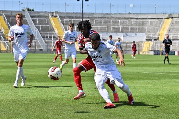 Regionalliga Bayern; FC Bayern München II - 1. FC Schweinfurt 05; 08.08.2026 MUNICH, GERMANY - 08. AUGUST: im Duell Jason PRODANOVIC (1. FC Schweinfurt 17) und Oluwaseyi WILSON (FC Bayern München II 7) während dem Match der Regionalliga Bayern zwischen den Amateuren des FC Bayern und dem 1. FC Schweinfurt 05 am 3. Spieltag im Grünwalder Stadion *** Bavarian Regional League: FC Bayern Munich II 1, FC Schweinfurt 05 08 08 2026 MUNICH, GERMANY, August 8, in a matchup between Jason PRODANOVIC of 1 FC Schweinfurt 17 and Oluwaseyi WILSON of FC Bayern Munich II 7 during the Bavarian Regional League match between FC Bayern’s amateur team and 1 FC Schweinfurt 05 on Matchday 3 at Grünwalder Stadium Copyright: xBEAUTIFULxSPORTS Goldbergx