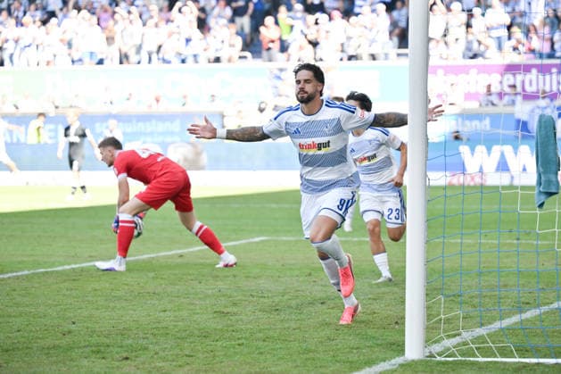 Jubel Lex Tyger Lobinger (MSV Duisburg) 1:0 08.08.2026, Fussball, 3. Liga, Saison 2026 27, 1. Spieltag, MSV Duisburg - SV Meppen DFB regulations prohibit any use of photographs as image sequences and or quasi-video Duisburg Schauinsland Reisen Arena Nordrhein Westfalen Deutschland *** Jubel Lex Tyger Lobinger MSV Duisburg 1 0 August 8, 2026, Soccer, 3rd Division, 2026–27 Season, Matchday 1, MSV Duisburg vs. SV Meppen. DFB regulations prohibit any use of photographs as image sequences and or quasi-video. Duisburg, Schauinsland Reisen Arena, North Rhine-Westphalia, Germany Team2