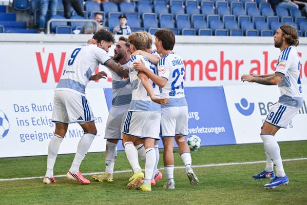 Jubel MSV, Torschütze Lex Tyger Lobinger (MSV Duisburg), li., wird von seinen Mitspielern gefeiert 08.08.2026, Fussball, 3. Liga, Saison 2026 27, 1. Spieltag, MSV Duisburg - SV Meppen DFB regulations prohibit any use of photographs as image sequences and or quasi-video Duisburg Schauinsland Reisen Arena Nordrhein Westfalen Deutschland *** MSV celebrates; goal scorer Lex Tyger Lobinger of MSV Duisburg (left) is celebrated by his teammates, August 8, 2026; soccer; 3rd Division; 2026–27 season; Matchday 1, MSV Duisburg vs. SV Meppen. DFB regulations prohibit any use of photographs as image sequences and or quasi-video. Duisburg, Schauinsland Reisen Arena, North Rhine-Westphalia, Germany Team2