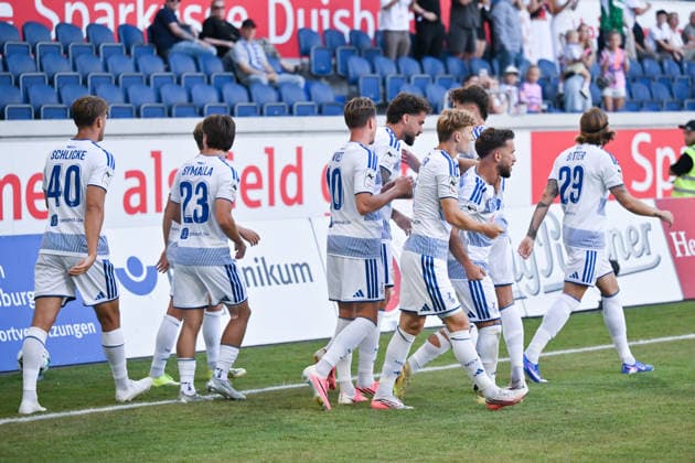 Jubel MSV, Torschütze Lex Tyger Lobinger (MSV Duisburg), mi., wird von seinen Mitspielern gefeiert 08.08.2026, Fussball, 3. Liga, Saison 2026 27, 1. Spieltag, MSV Duisburg - SV Meppen DFB regulations prohibit any use of photographs as image sequences and or quasi-video Duisburg Schauinsland Reisen Arena Nordrhein Westfalen Deutschland *** MSV celebrates; goal scorer Lex Tyger Lobinger of MSV Duisburg (center) is celebrated by his teammates, August 8, 2026; Soccer, 3rd Division, 2026–27 season, Matchday 1, MSV Duisburg vs. SV Meppen. DFB regulations prohibit any use of photographs as image sequences and or quasi-video. Duisburg, Schauinsland Reisen Arena, North Rhine-Westphalia, Germany Team2