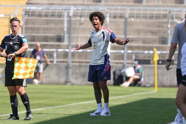 08.08.2026, Herren, Fussball, Saison 2026 2027, Regionalliga Bayern, 3. Spieltag: FC Bayern München II - FC Schweinfurt 05 Cheftrainer Dante (FC Bayern München II) am Spielfeldrand, Einzelbild München Städtisches Stadion an der Grü Bayern Deutschland *** August 8, 2026, Men s, Soccer, 2026–2027 Season, Bavarian Regional League, Matchday 3: FC Bayern Munich II vs. FC Schweinfurt 05; Head Coach Dante of FC Bayern Munich II on the sidelines; Single frame; Munich, Municipal Stadium an der Grü, Bavaria, Germany