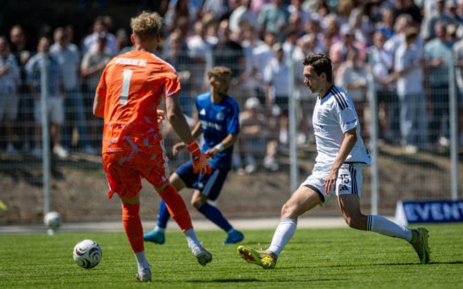 Fussball, Saison 2026 2027, Regionalliga West, 08.08.2026, 02. Spieltag, Herren, 1.FC Bocholt (weiss) vs. FC Schalke 04 U23 (blau) v.l.: Johannes Siebeking (Torwart FC Schalke 04 U23), Lennar Garlipp (1.FC Bocholt), Bocholt Stadion am Huenting Deutschland *** Soccer, 2026–2027 Season, Regionalliga West, August 8, 2026, Matchday 2, Men s, 1 FC Bocholt (white) vs. FC Schalke 04 U23 (blue) – Johannes Siebeking, goalkeeper for FC Schalke 04 U23; Lennar Garlipp, 1 FC Bocholt; Bocholt Stadion am Huenting, Germany 260808_fb_1fc-bocholt_schalke-04-u23_57488