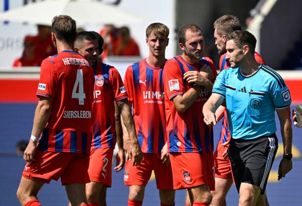 Schiedsrichter Referee Eric Weisbach zeigt auf den Punkt Elfmeter, Strafstoss 1. FC Heidenheim 1846 FCH vs VfL Osnabrueck 08.08.2026 DFL REGULATIONS PROHIBIT ANY USE OF PHOTOGRAPHS AS IMAGE SEQUENCES AND OR QUASI-VIDEO 1. FC Heidenheim 1846 FCH vs VfL Osnabrueck *** Referee Eric Weisbach points to the penalty spot, Penalty Kick 1 FC Heidenheim 1846 (FCH) vs. VfL Osnabrück 08 08 2026 DFL REGULATIONS PROHIBIT ANY USE OF PHOTOGRAPHS AS IMAGE SEQUENCES AND OR QUASI-VIDEO 1 FC Heidenheim 1846 FCH vs. VfL Osnabrück