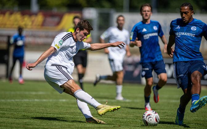 Fussball, Saison 2026 2027, Regionalliga West, 08.08.2026, 02. Spieltag, Herren, 1.FC Bocholt (weiss) vs. FC Schalke 04 U23 (blau) v.l.: Lennar Garlipp (1.FC Bocholt), Anton Leander Donkor (FC Schalke 04 U23), Bocholt Stadion am Huenting Deutschland *** Soccer, 2026–2027 Season, Regionalliga West, August 8, 2026, Matchday 2, Men s, 1 FC Bocholt (white) vs. FC Schalke 04 U23 (blue) at Lennar Garlipp, 1 FC Bocholt, Anton Leander Donkor, FC Schalke 04 U23, Bocholt Stadion am Huenting, Germany 260808_fb_1fc-bocholt_schalke-04-u23_57493