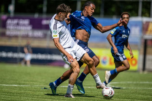 Fussball, Saison 2026 2027, Regionalliga West, 08.08.2026, 02. Spieltag, Herren, 1.FC Bocholt (weiss) vs. FC Schalke 04 U23 (blau) v.l.: Benjamin Friesen (1.FC Bocholt), Anton Leander Donkor (FC Schalke 04 U23), Bocholt Stadion am Huenting Deutschland *** Soccer, 2026–2027 Season, Regionalliga West, August 8, 2026, Matchday 2, Men s, 1 FC Bocholt (white) vs. FC Schalke 04 U23 (blue) – Photo by Benjamin Friesen: 1 FC Bocholt, Anton Leander Donkor (FC Schalke 04 U23), Bocholt Stadion am Huenting, Germany 260808_fb_1fc-bocholt_schalke-04-u23_57518