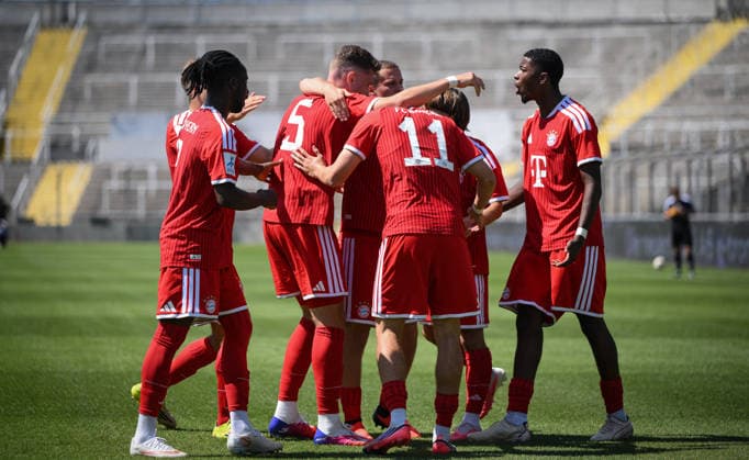 Fussball Regionalliga Bayern 2026 2027 3. Spieltag 08.08.2026 FC Bayern Muenchen II - 1. FC Schweinfurt 1905 TEAMJUBEL FC Bayern Muenchen II nach dem Tor zum 1-0 Richard Ajayi, Torschuetze David Heindl, Matous Srb und Allen Junior Lambe (v.li.) *** Bavarian Regional League Soccer 2026–2027, Matchday 3, August 8, 2026: FC Bayern Munich II 1, FC Schweinfurt 1905. TEAM CELEBRATION: FC Bayern Munich II after scoring the 1–0 goal by Richard Ajayi, Goal scorers: David Heindl, Matous Srb, and Allen Junior Lambe (from left to right)