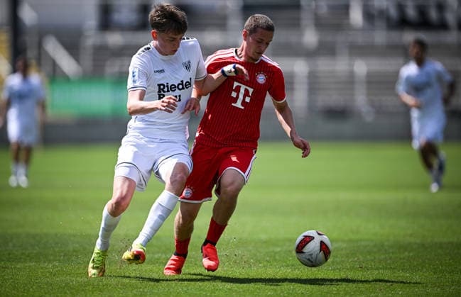 Fussball Regionalliga Bayern 2026 2027 3. Spieltag 08.08.2026 FC Bayern Muenchen II - 1. FC Schweinfurt 1905 Johannes Theinhardt (li, 1. FC Schweinfurt 1905) gegen Yll Gashi (re, FC Bayern Muenchen II) *** Bavarian Regional League Soccer 2026–2027, Matchday 3, August 8, 2026: FC Bayern Munich II 1, FC Schweinfurt 1905 1; Johannes Theinhardt (left), 1 FC Schweinfurt 1905 vs. Yll Gashi (right), FC Bayern Munich II