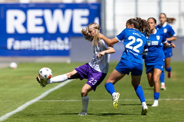 2. Frauen-Bundesliga: FC Carl Zeiss Jena vs. SGS Essen; Jena; 08.08.2026 Kyra Spitzner ( 23; SGS Essen) gegen Valentina Kröll ( 22; FC Carl Zeiss Jena) 2. Frauen-Bundesliga: FC Carl Zeiss Jena vs. SGS Essen; ad hoc arena im Ernst-Abbe-Sportfeld; 08.08.2026 *** Women s Bundesliga 2: FC Carl Zeiss Jena vs. SGS Essen, Jena, August 8, 2026; Kyra Spitzner (23, SGS Essen) vs. Valentina Kröll (22, FC Carl Zeiss Jena); Women s Bundesliga 2: FC Carl Zeiss Jena vs. SGS Essen at the ad hoc arena at Ernst Abbe Sportfeld, August 8, 2026 Copyright: xBEAUTIFULxSPORTS Duehringx