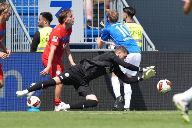 Torwart Timon Weiner (Holstein Kiel) haelt - 08.08.2026 2. Bundesliga, Saison 26 27: SV Darmstadt 98 vs. Holstein Kiel, Stadion am Boellenfalltor, 1. Spieltag, emonline, emspor, *** Goalkeeper Timon Weiner of Holstein Kiel makes a save on August 8, 2026, in the 2. Bundesliga, 2026–27 season: SV Darmstadt 98 vs. Holstein Kiel, Stadion am Böllenfalltor, Matchday 1, emonline, emspor,