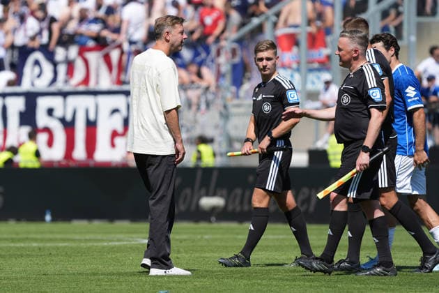 Trainer Florian Kohfeldt (SV Darmstadt 98) mit Schiedsrichter Felix Bickel - 08.08.2026 2. Bundesliga, Saison 26 27: SV Darmstadt 98 vs. Holstein Kiel, Stadion am Boellenfalltor, 1. Spieltag, emonline, emspor, *** Coach Florian Kohfeldt of SV Darmstadt 98 with referee Felix Bickel, August 8, 2026, 2. Bundesliga, 2026–27 season, SV Darmstadt 98 vs. Holstein Kiel, Stadion am Boellenfalltor, Matchday 1, emonline, emspor,