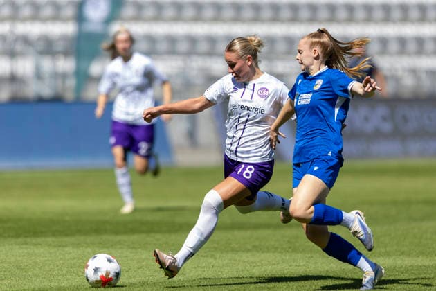 2. Frauen-Bundesliga: FC Carl Zeiss Jena vs. SGS Essen; Jena; 08.08.2026 Anna Maria Wirnsberger ( 18; SGS Essen) gegen Mia Liv Knapp ( 4; FC Carl Zeiss Jena) 2. Frauen-Bundesliga: FC Carl Zeiss Jena vs. SGS Essen; ad hoc arena im Ernst-Abbe-Sportfeld; 08.08.2026 *** Women s Bundesliga 2: FC Carl Zeiss Jena vs. SGS Essen, Jena, August 8, 2026; Anna Maria Wirnsberger (18, SGS Essen) vs. Mia Liv Knapp (4, FC Carl Zeiss Jena); Women s Bundesliga 2: FC Carl Zeiss Jena vs. SGS Essen at the ad hoc arena at Ernst Abbe Sportfeld, August 8, 2026 Copyright: xBEAUTIFULxSPORTS Duehringx