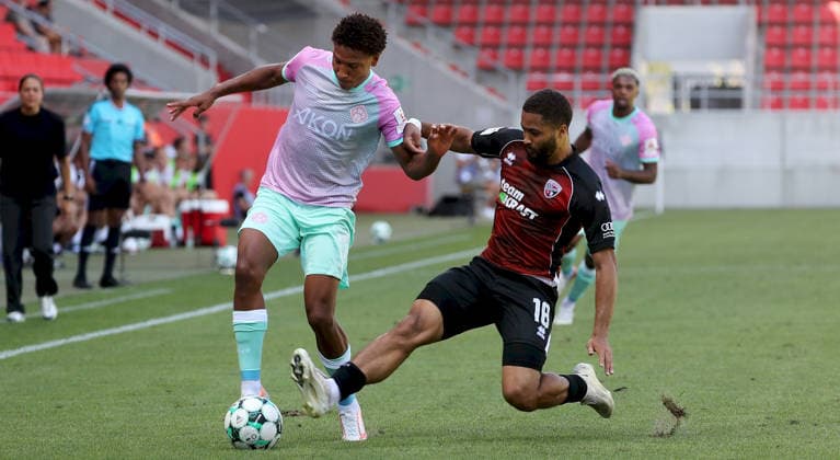 07.08.2026, 3. Liga, FC Ingolstadt 04 - FC Wuerzburger Kickers v.li.: Liam Omore (FC Wuerzburger Kickers), Keanan Bennets (FC Ingolstadt 04) Ingolstadt Audi-Sportpark Bayern Deutschland *** August 7, 2026, 3rd Division, FC Ingolstadt 04 vs. FC Würzburger Kickers; from left: Liam Omore (FC Würzburger Kickers), Keanan Bennets (FC Ingolstadt 04); Ingolstadt, Audi Sportpark, Bavaria, Germany