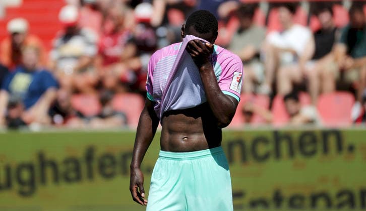 07.08.2026, 3. Liga, FC Ingolstadt 04 - FC Wuerzburger Kickers v.li.: Tarsis Bonga (FC Wuerzburger Kickers) enttaeuscht schauend, Enttaeuschung, disappointed, Einzelbild Ingolstadt Audi-Sportpark Bayern Deutschland *** August 7, 2026, 3rd Division, FC Ingolstadt 04 vs. FC Würzburger Kickers; from left: Tarsis Bonga of FC Würzburger Kickers looking disappointed; disappointment; single frame; Ingolstadt, Audi Sportpark, Bavaria, Germany