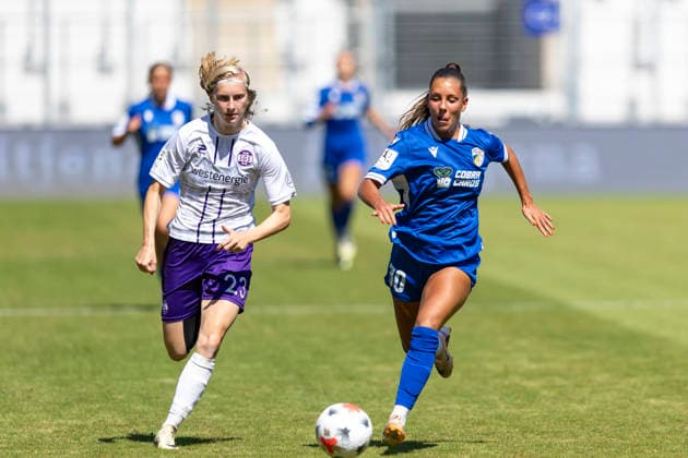 2. Frauen-Bundesliga: FC Carl Zeiss Jena vs. SGS Essen; Jena; 08.08.2026 Kyra Spitzner ( 23; SGS Essen) gegen Gina Ebels ( 30; FC Carl Zeiss Jena) 2. Frauen-Bundesliga: FC Carl Zeiss Jena vs. SGS Essen; ad hoc arena im Ernst-Abbe-Sportfeld; 08.08.2026 *** Women s Bundesliga 2: FC Carl Zeiss Jena vs. SGS Essen, Jena, August 8, 2026; Kyra Spitzner (23, SGS Essen) vs. Gina Ebels (30, FC Carl Zeiss Jena); Women s Bundesliga 2: FC Carl Zeiss Jena vs. SGS Essen at the ad hoc arena at Ernst Abbe Sportfeld, August 8, 2026 Copyright: xBEAUTIFULxSPORTS Duehringx