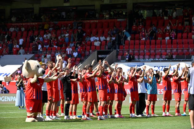 nach Spielende: Heidenheimer Spieler feiern vor Fankurve 1. FC Heidenheim 1846 FCH vs VfL Osnabrueck 08.08.2026 DFL REGULATIONS PROHIBIT ANY USE OF PHOTOGRAPHS AS IMAGE SEQUENCES AND OR QUASI-VIDEO 1. FC Heidenheim 1846 FCH vs VfL Osnabrueck *** After the game, Heidenheim players celebrate in front of the fan section. 1 FC Heidenheim 1846 (FCH) vs. VfL Osnabrück 08, August 8, 2026. DFL regulations prohibit any use of photographs as image sequences and or quasi-VVIDEO 1 FC Heidenheim 1846 FCH vs. VfL Osnabrück