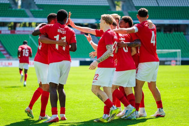 Die Mannschaft von TSV Havelse 1912 jubelt ueber das Tor zum 2:1 durch Jesse Tugbenyo (TSV Havelse 1912, 33) GER, TSV Havelse 1912 vs. VfB Stuttgart II, Fussball, 3. Liga, 1. Spieltag, Spielzeit 2026 2027, 08.08.2026 DFL Regulations prohibit any use of photographers as image sequences and or quasi-video. GER, TSV Havelse 1912 vs. VfB Stuttgart II, Fussball, 3. Liga, 1. Spieltag, Spielzeit 2026 2027, 08.08.2026 Hannover *** The TSV Havelse 1912 team celebrates Jesse Tugbenyo s goal to make it 2–1. TSV Havelse 1912, 33 GER, TSV Havelse 1912 vs. VfB Stuttgart II, Soccer, 3. Liga, Matchday 1, 2026–2027 season, August 8, 2026. DFL regulations prohibit any use of photographs as image sequences and or quasi-video. GER, TSV Havelse 1912 vs. VfB Stuttgart II, soccer, 3. Liga, Matchday 1, 2026–2027 season, August 8, 2026, Hanover Copyright: xEibner-Pressefoto JanxRollingerx EP_JSK