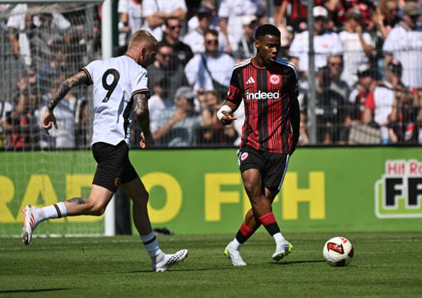 08.08.2026, xjhx, Fussball Testspiel, Eintracht Frankfurt - Hull City v.l. Oliver McBurnie (Hull City), Raphael Onyedika (Eintracht Frankfurt) Dreich *** August 8, 2026, xjhx, Soccer Friendly, Eintracht Frankfurt vs. Hull City, Oliver McBurnie (Hull City), Raphael Onyedika (Eintracht Frankfurt), Dreich
