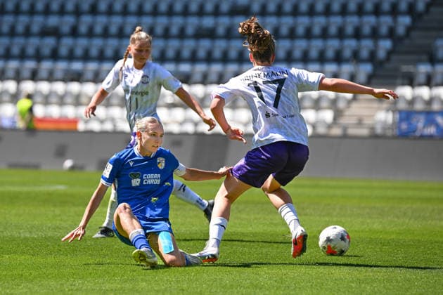 Fußball I Frauen I Saison 2026-2027 I Bundesliga I 2. Spieltag I FC Carl Zeiss Jena - SGS Essen I 08.08.2026 Emily Reske (10, FC Carl Zeiss Jena) strauchelt im Zweikampf gegen Karla Brinkmann (17, SGS Essen) Jena Ernst-Abbe-Sportfeld, ad hoc Arena Thüringen Deutschland *** Soccer I Women s I 2026–2027 Season I Bundesliga I Matchday 2 I FC Carl Zeiss Jena vs. SGS Essen I August 8, 2026 Emily Reske 10, FC Carl Zeiss Jena Struggles in a Head-to-Head Match Against Karla Brinkmann 17, SGS Essen at Jena’s Ernst Abbe Sportfeld, ad hoc Arena, Thuringia, Germany Copyright: xLobeca InesxHähnelx
