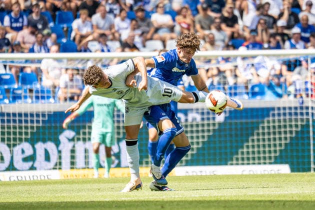 08.08.2026, xdaymx, Fussball 2.Bundesliga, Karlsruher SC - Arminia Bielefeld. vl. Rochelt, Jannik im Zweikampf mit Doppeltorschütze Broschinski, Moritz (Karlsruhe). (DFL DFB REGULATIONS PROHIBIT ANY USE OF PHOTOGRAPHS as IMAGE SEQUENCES and or QUASI-VIDEO) Karlsruhe *** August 8, 2026, xdaymx, Soccer 2. Bundesliga, Karlsruher SC vs. Arminia Bielefeld (Rochelt), Jannik in a tackle with two-goal scorer Broschinski, Moritz Karlsruhe DFL DFB REGULATIONS PROHIBIT ANY USE OF PHOTOGRAPHS as IMAGE SEQUENCES and or QUASI-VIDEO Karlsruhe