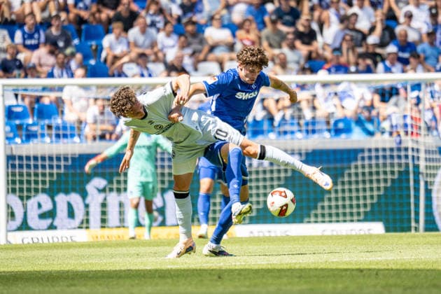 08.08.2026, xdaymx, Fussball 2.Bundesliga, Karlsruher SC - Arminia Bielefeld. vl. Rochelt, Jannik im Zweikampf mit Doppeltorschütze Broschinski, Moritz (Karlsruhe). (DFL DFB REGULATIONS PROHIBIT ANY USE OF PHOTOGRAPHS as IMAGE SEQUENCES and or QUASI-VIDEO) Karlsruhe *** August 8, 2026, xdaymx, Soccer 2. Bundesliga, Karlsruher SC vs. Arminia Bielefeld (Rochelt), Jannik in a tackle with two-goal scorer Broschinski, Moritz Karlsruhe DFL DFB REGULATIONS PROHIBIT ANY USE OF PHOTOGRAPHS as IMAGE SEQUENCES and or QUASI-VIDEO Karlsruhe