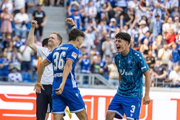 08.08.2026, xdaymx, Fussball 2.Bundesliga, Karlsruher SC - Arminia Bielefeld. vl. Maximilian, Senft feiert nach dem Schlusspfiff mit Pinto, Pedrosa Rafael und Ofli, Deniz (DFL DFB REGULATIONS PROHIBIT ANY USE OF PHOTOGRAPHS as IMAGE SEQUENCES and or QUASI-VIDEO) Karlsruhe *** August 8, 2026, xdaymx, Soccer 2. Bundesliga, Karlsruher SC vs. Arminia Bielefeld, Maximilian Senft celebrates with Pinto, Rafael Pedrosa, and Ofli after the final whistle, Deniz DFL DFB REGULATIONS PROHIBIT ANY USE OF PHOTOGRAPHS AS IMAGE SEQUENCES AND OR QUASI-VIDEO Karlsruhe