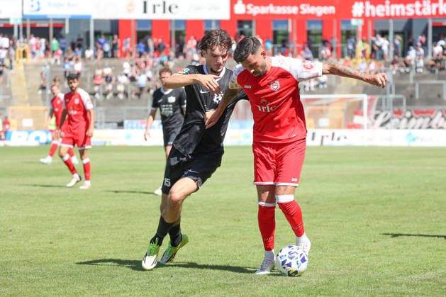 Armin Deljkovic (HIL) li. gegen Dennis Brock (SI) re. Fussball Regionalliga West, 2. Spieltag, Sportfreunde Siegen - VfB 03 Hilden, am 08.08.2026 in Siegen Deutschland. *** Armin Deljkovic (HIL) vs. Dennis Brock (SI) – Regional League West Soccer, Matchday 2, Sportfreunde Siegen vs. VfB 03 Hilden, on August 8, 2026, in Siegen, Germany