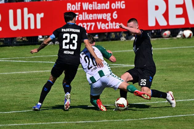 08.08.2026, GER, Freundschaftsspiel SV Werder Bremen vs Paderborn Fussball, Saison 2026 2027), 1.FBL Raphael Obermair (SC Paderborn 07 23) Cedric Itten (Werder Bremen 26); Tjark Scheller (SC Paderborn 07 25) Oythe Stadion am Oyther Berg Niedersachsen Deutschland *** August 8, 2026, GER, Friendly Match: SV Werder Bremen vs. Paderborn, 2026–2027 Season, 1 FBL Raphael Obermair, SC Paderborn 07; 23 Cedric Itten, Werder Bremen; 26 Tjark Scheller, SC Paderborn 07; 25 Oythe Stadium on Oyther Berg, Lower Saxony, Germany Copyright: xnordphotoxGmbHx xKFOTOx