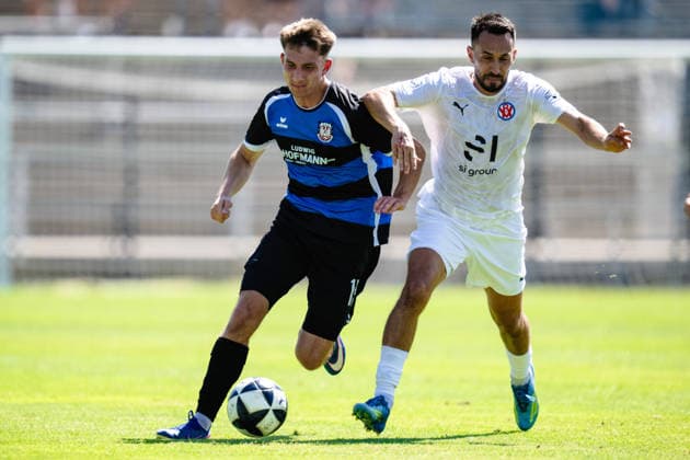Nick Doktorczyk (FSV Frankfurt, 15), Lukas Rupp (VfR Mannheim, 33) FSV Frankfurt vs. VfR Mannheim, Fussball, Regionalliga Suedwest, 1. Spieltag, Saison 2026 2027, 08.08.2026 Eibner-Pressefoto Attila Ziga FSV Frankfurt vs. VfR Mannheim, Fussball, Regionalliga Suedwest, 1. Spieltag, Saison 2026 2027, 08.08.2026 Frankfurt *** Nick Doktorczyk, FSV Frankfurt, 15; Lukas Rupp, VfR Mannheim, 33; FSV Frankfurt vs. VfR Mannheim, soccer, Regionalliga Southwest, Matchday 1, 2026–2027 season, August 8, 2026 Eibner Press Photo Attila Ziga FSV Frankfurt vs. VfR Mannheim, Soccer, Regionalliga Southwest, Matchday 1, 2026–2027 Season, August 8, 2026 Frankfurt Copyright: xEibner-Pressefotox EP_AZA