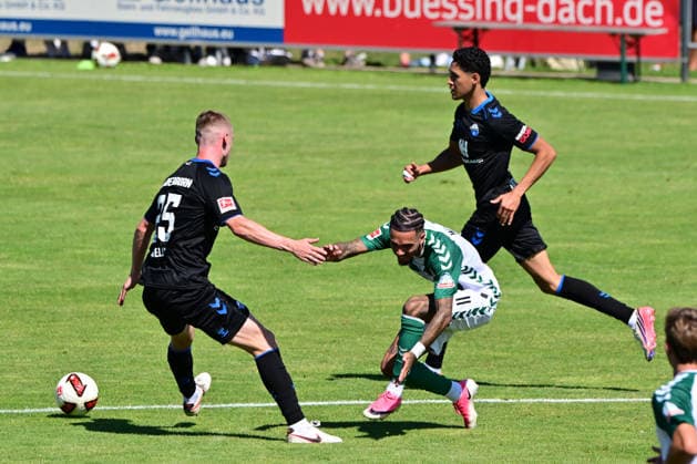 08.08.2026, GER, Freundschaftsspiel SV Werder Bremen vs Paderborn Fussball, Saison 2026 2027), 1.FBL Justin Njinmah (SV Werder Bremen 11); wird von Santiago Castaneda Santiago Castaneda (SC Paderborn 07 05) festgehalten Oythe Stadion am Oyther Berg Niedersachsen Deutschland *** August 8, 2026, GER, Friendly Match: SV Werder Bremen vs. Paderborn, 2026–2027 Season, 1 FBL Justin Njinmah (SV Werder Bremen, No. 11) is tackled by Santiago Castaneda (SC Paderborn 07, No. 05) at Oythe Stadium on Oyther Berg, Lower Saxony, Germany Copyright: xnordphotoxGmbHx xKFOTOx