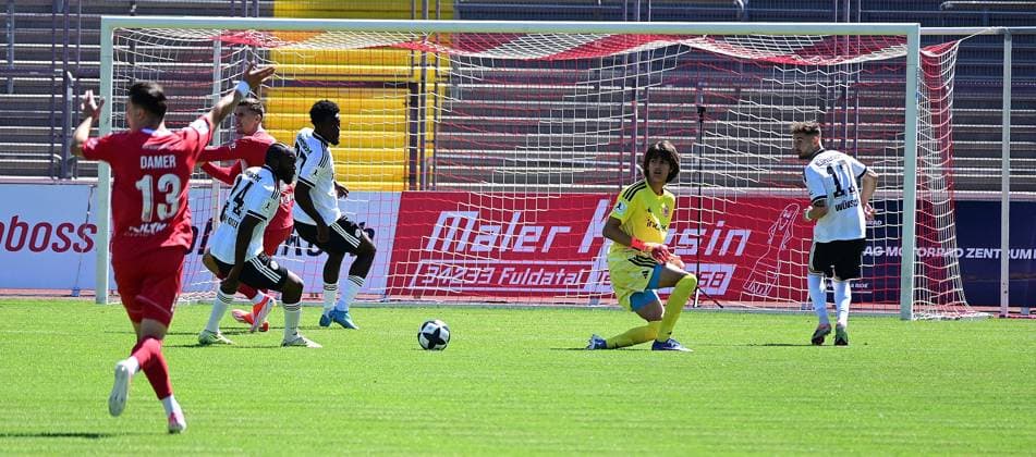 08.08.2026 xkhx Kassel, Auestadion Regionalliga Südwest Saison 2026 2027 KSV Hessen Kassel - Eintracht Frankfurt II U21, U 21 Torwart Amil Siljevic (1, Eintracht Frankfurt II) muss nach roter Karte vom Platz *** August 8, 2026 xkhx Kassel, Auestadion, Regionalliga Southwest, 2026–2027 Season, KSV Hessen Kassel vs. Eintracht Frankfurt II U21, Goalkeeper Amil Siljevic 1; Eintracht Frankfurt II player sent off after receiving a red card
