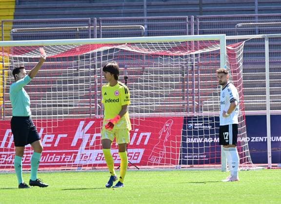 08.08.2026 xkhx Kassel, Auestadion Regionalliga Südwest Saison 2026 2027 KSV Hessen Kassel - Eintracht Frankfurt II U21, U 21 Torwart Amil Siljevic (1, Eintracht Frankfurt II) muss nach roter Karte vom Platz *** August 8, 2026 xkhx Kassel, Auestadion, Regionalliga Southwest, 2026–2027 Season, KSV Hessen Kassel vs. Eintracht Frankfurt II U21, Goalkeeper Amil Siljevic 1; Eintracht Frankfurt II player sent off after receiving a red card