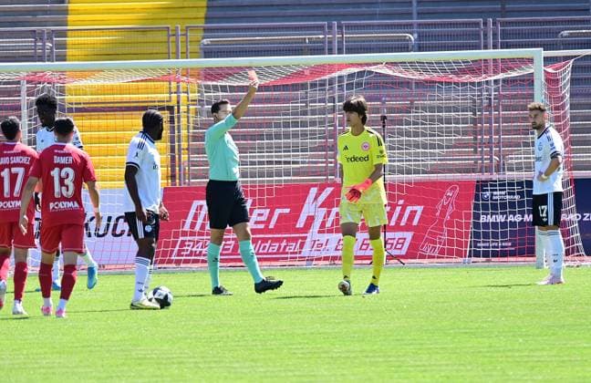 08.08.2026 xkhx Kassel, Auestadion Regionalliga Südwest Saison 2026 2027 KSV Hessen Kassel - Eintracht Frankfurt II U21, U 21 Torwart Amil Siljevic (1, Eintracht Frankfurt II) muss nach roter Karte vom Platz *** August 8, 2026 xkhx Kassel, Auestadion, Regionalliga Southwest, 2026–2027 Season, KSV Hessen Kassel vs. Eintracht Frankfurt II U21, Goalkeeper Amil Siljevic 1; Eintracht Frankfurt II player sent off after receiving a red card