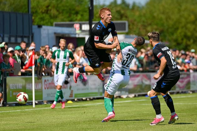 Laurin Curda (SC Paderborn, 17) im Duell mit Marco Friedl (SV Werder BRemen, 32) SV Werder Bremen vs. SC Paderborn, Fussball, Testspiel, Saison 2026 2027, 08.08.2026, SV Werder Bremen vs. SC Paderborn, Fussball, Testspiel, Saison 2026 2027, 08.08.2026 Vechta *** Laurin Curda (SC Paderborn), 17, goes head-to-head with Marco Friedl (SV Werder Bremen), 32; SV Werder Bremen vs. SC Paderborn, soccer, friendly match, 2026–2027 season, August 8, 2026, SV Werder Bremen vs. SC Paderborn, soccer, friendly match, 2026–2027 season, August 8, 2026, Vechta Copyright: xEibner-Pressefoto RobertxGertzenx EP_RGN