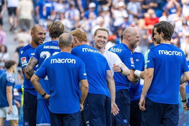 08.08.2026, xdaymx, Fussball 2.Bundesliga, Karlsruher SC - Arminia Bielefeld. Maximilian, Senft bejubelt seinen ersten Heimsieg mit der Mannschaft nach dem Schlusspfiff. (DFL DFB REGULATIONS PROHIBIT ANY USE OF PHOTOGRAPHS as IMAGE SEQUENCES and or QUASI-VIDEO) Karlsruhe *** August 8, 2026, xdaymx, Soccer, 2. Bundesliga, Karlsruher SC vs. Arminia Bielefeld: Maximilian Senft celebrates his first home win with the team after the final whistle. DFL and DFB regulations prohibit any use of photographs as image sequences and or quasi-video. Karlsruhe