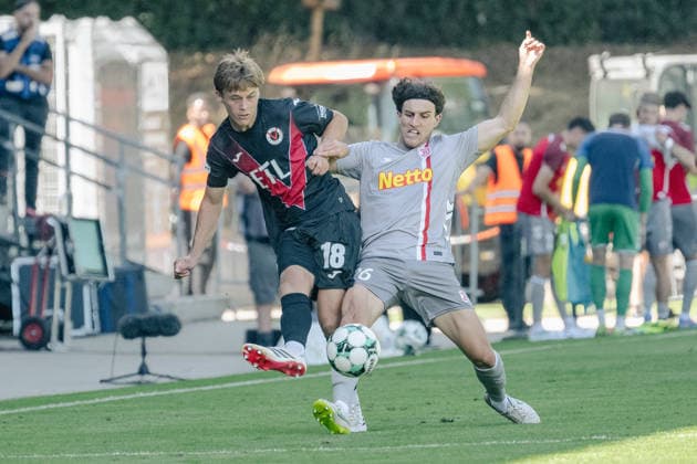 Zweikampf zwischen Tim Kloss (Viktoria Koeln, 18) und Benedikt Bauer (SSV Jahn Regensburg, 26). FC Viktoria Koeln vs. SSV Jahn Regensburg, Fussball, 3. Liga, 01. Spieltag, Saison 2026 2027, 08.08.2026 DFL DFB Regulations prohibit any use of Photographs as image sequences and or Quasivideo FC Viktoria Koeln vs. SSV Jahn Regensburg, Fussball, 3. Liga, 01. Spieltag, Saison 2026 2027, 08.08.2026 Koeln *** Tackle between Tim Kloss of Viktoria Cologne, 18, and Benedikt Bauer of SSV Jahn Regensburg, 26; FC Viktoria Cologne vs. SSV Jahn Regensburg, Soccer, 3rd Division, Matchday 1, 2026–2027 Season, August 8, 2026 DFL and DFB regulations prohibit any use of photographs as image sequences and or quasi-video FC Viktoria Cologne vs. SSV Jahn Regensburg, soccer, 3rd Division, Matchday 1, 2026–2027 season, August 8, 2026, Cologne Copyright: xEibner-Pressefoto ThomasxHaeslerx EP_THR