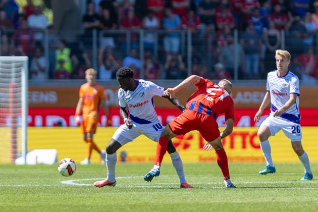 Zweikampf Ismail Badjie (VfL Osnabrueck, 10) Adrian Beck (1.FC Heidenheim, 21) daneben Fridolin Wagner (VfL Osnabrueck, 26), GER, 1.FC Heidenheim vs. VfL Osnabrueck, Fussball, 2. Bundesliga, 01. Spieltag, Spielzeit 2026 2027, 08.08.2026, DFL DFB REGULATIONS PROHIBIT ANY USE OF PHOTOGRAPHS AS IMAGE SEQUENCES AND OR QUASI-VIDEO, GER, 1.FC Heidenheim vs. VfL Osnabrueck, Fussball, 2. Bundesliga, 01. Spieltag, Spielzeit 2026 2027, 08.08.2026 Heidenheim *** Tackle: Ismail Badjie (VfL Osnabrück), 10 Adrian Beck (1 FC Heidenheim), 21 (missed) Fridolin Wagner (VfL Osnabrück), 26, GER, 1 FC Heidenheim vs. VfL Osnabrück, Soccer, 2. Bundesliga, Matchday 1, 2026–2027 season, August 8, 2026, DFL and DFB regulations prohibit any use of photographs as image sequences and or quasi-video, GER, 1. FC Heidenheim vs. VfL Osnabrück, Soccer, 2. Bundesliga, Matchday 1, 2026–2027 season, August 8, 2026, Heidenheim Copyright: xEibner-Pressefoto JanixPlessx EP_JPL