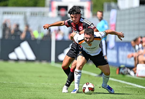 08.08.2026, xfux, Fussball Testspiel, Eintracht Frankfurt - Hull City AFC, v.l. Can Uzun (Eintracht Frankfurt), Lewie Coyle (Hull City AFC) (DFL DFB REGULATIONS PROHIBIT ANY USE OF PHOTOGRAPHS as IMAGE SEQUENCES and or QUASI-VIDEO) Dreich *** August 8, 2026, xfux, soccer exhibition match, Eintracht Frankfurt vs. Hull City AFC, from left: Can Uzun (Eintracht Frankfurt), Lewie Coyle (Hull City AFC). DFL and DFB regulations prohibit any use of photographs as image sequences and or quasi-video clips.