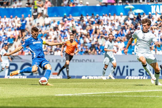 08.08.2026, xdaymx, Fussball 2.Bundesliga, Karlsruher SC - Arminia Bielefeld. Wanitzek, Marvin mit einem gefährlichen Schuss aufs Tor. (DFL DFB REGULATIONS PROHIBIT ANY USE OF PHOTOGRAPHS as IMAGE SEQUENCES and or QUASI-VIDEO) Karlsruhe *** August 8, 2026, xdaymx, Soccer 2. Bundesliga, Karlsruher SC vs. Arminia Bielefeld: Marvin Wanitzek takes a dangerous shot on goal. DFL and DFB regulations prohibit any use of photographs as image sequences and or quasi-video. Karlsruhe