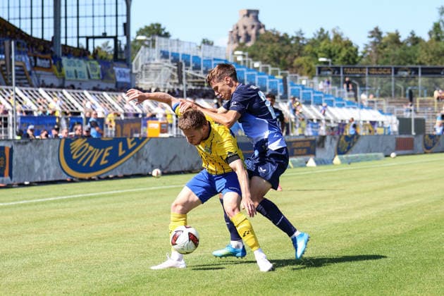 Deutschland: Regionalliga Nordost 2026 2027, 4. Spieltag, 1.FC Lok Leipzig - Hertha BSC II, Bruno-Plache-Stadion (Leipzig): Dorian Äaevis Cevis (1. FC Lokomotive Leipzig, 22) und Filip Brekalo (Hertha BSC II, 20) im Zweikampf *** Germany Regionalliga Northeast 2026–2027, Matchday 4, 1 FC Lok Leipzig vs. Hertha BSC II, Bruno Plache Stadium, Leipzig: Dorian Äaevis Cevis (1 FC Lokomotive Leipzig, 22) and Filip Brekalo (Hertha BSC II, 20) in a tackle Copyright: xLucasxWalterx