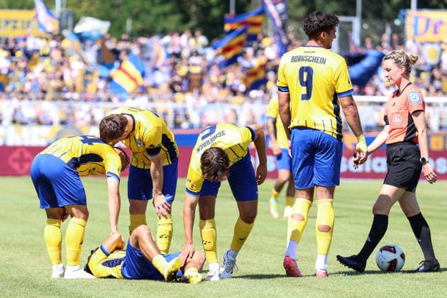 Deutschland: Regionalliga Nordost 2026 2027, 4. Spieltag, 1.FC Lok Leipzig - Hertha BSC II, Bruno-Plache-Stadion (Leipzig): Foul an Eren Öztürk Oeztuerk Ozturk (1. FC Lokomotive Leipzig, 30) *** Germany Regional League Northeast 2026–2027, Matchday 4, 1 FC Lok Leipzig vs. Hertha BSC II, Bruno Plache Stadium, Leipzig; Foul on Eren Öztürk (Oeztuerk, Ozturk), 1 FC Lokomotive Leipzig, 30 Copyright: xLucasxWalterx