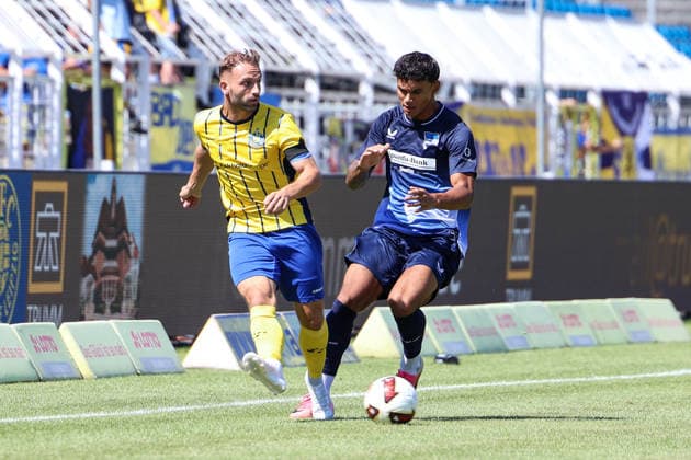 Deutschland: Regionalliga Nordost 2026 2027, 4. Spieltag, 1.FC Lok Leipzig - Hertha BSC II, Bruno-Plache-Stadion (Leipzig): Tobias Dombrowa (1. FC Lokomotive Leipzig, 34) am Ball *** Germany Regional League Northeast 2026–2027, Matchday 4, 1 FC Lok Leipzig vs. Hertha BSC II, Bruno Plache Stadium, Leipzig; Tobias Dombrowa, 1 FC Lokomotive Leipzig, 34 on the ball Copyright: xLucasxWalterx