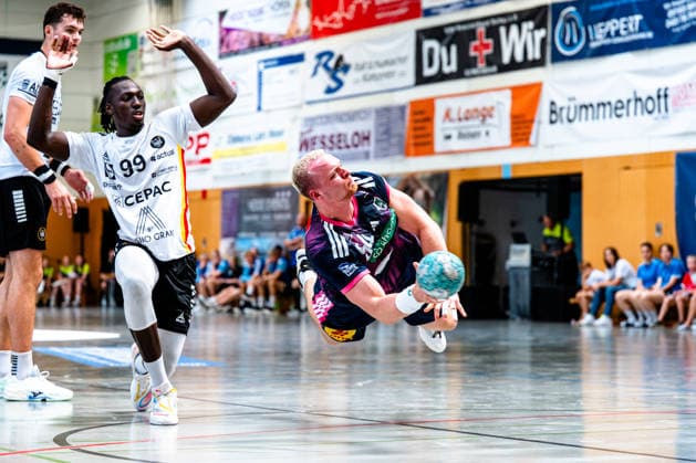 08.08.2026, xdobgx, Handball Heide-Cup 2026, TSV Hannover-Burgdorf - Provence Aix v.l. Mouhamadou Sidibe (PAUC Handball, 99), Justus Fischer (TSV Hannover-Burgdorf, 54) beim Wurf, in action, throwing Schneverdingen *** August 8, 2026, xdobgx, 2026 Heide Cup Handball Tournament, TSV Hannover Burgdorf vs. Provence Aix-en-Provence, Mouhamadou Sidibe (PAUC Handball), 99, Justus Fischer (TSV Hannover Burgdorf), 54 on a shot, in action, shooting in Schneverdingen
