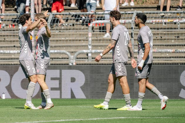 Die Regensburger Spieler bejuben das Tor zum 4:1 durch David Philipp (SSV Jahn Regensburg, 08). FC Viktoria Koeln vs. SSV Jahn Regensburg, Fussball, 3. Liga, 01. Spieltag, Saison 2026 2027, 08.08.2026 DFL DFB Regulations prohibit any use of Photographs as image sequences and or Quasivideo FC Viktoria Koeln vs. SSV Jahn Regensburg, Fussball, 3. Liga, 01. Spieltag, Saison 2026 2027, 08.08.2026 Koeln *** The Regensburg players celebrate the goal that makes the score 4–1, scored by David Philipp, SSV Jahn Regensburg, August 8, FC Viktoria Cologne vs. SSV Jahn Regensburg, Soccer, 3. Liga, Matchday 1, 2026–2027 season, August 8, 2026 DFL DFB regulations prohibit any use of photographs as image sequences and or quasi-video FC Viktoria Cologne vs. SSV Jahn Regensburg, soccer, 3rd Division, Matchday 1, 2026–2027 season, August 8, 2026, Cologne Copyright: xEibner-Pressefoto ThomasxHaeslerx EP_THR
