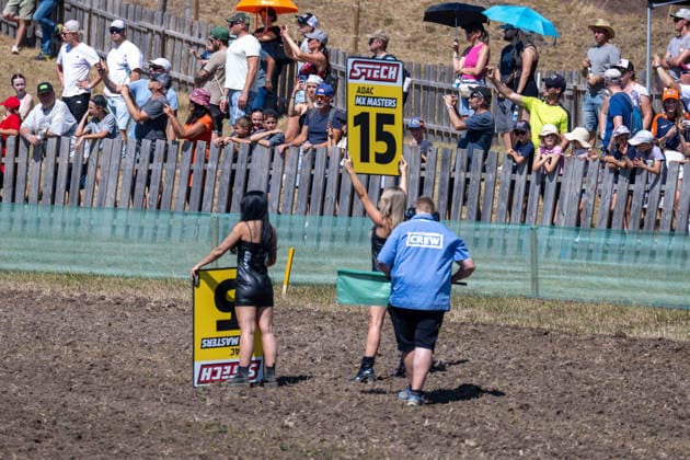 Die Grid Girls im Einsatz. xettx, Deutschland, Gaildorf, 08.08.2026, Int. 61. Gaildorfer ADAC Motocross, 2026, Motocross, MX Masters, Last Chance Rennen, Auf der Wacht *** The Grid Girls in Action xettx, Germany, Gaildorf, August 8, 2026, Int 61 Gaildorf ADAC Motocross, 2026, Motocross, MX Masters, Last Chance Race, Auf der Wacht