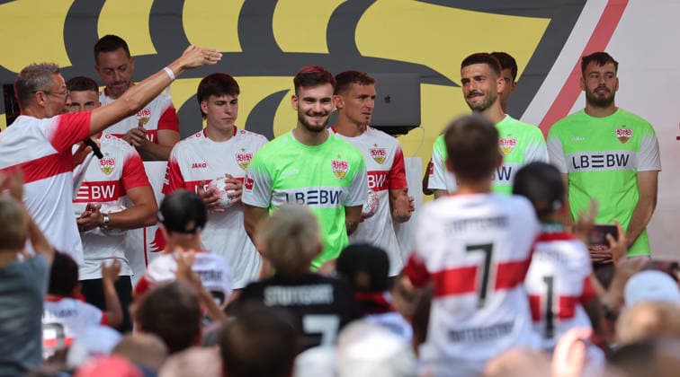Stuttgart , VfB Stuttgart Saisoneröffnung VfB Stuttgart vs. Everton FC, vorne v.l. Dennis Seimen, Fabian Bredlow *** Stuttgart, VfB Stuttgart Season Opener: VfB Stuttgart vs. Everton FC; front row, from left: Dennis Seimen, Fabian Bredlow