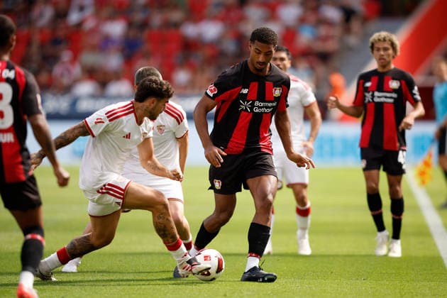 Fußball I Männer I Testspiel I Bayer 04 Leverkusen - FC Sevilla I 08.08.2026 Loic BadÃ (5, Bayer 04 Leverkusen) im Zweikampf. Leverkusen BayArena Niedersachsen Deutschland *** Soccer I Men I Friendly Match I Bayer 04 Leverkusen vs. FC Sevilla I August 8, 2026 Loic BadÃ 5, Bayer 04 Leverkusen in a tackle Leverkusen BayArena Lower Saxony Germany Copyright: xLobeca CedricxSiefkerx